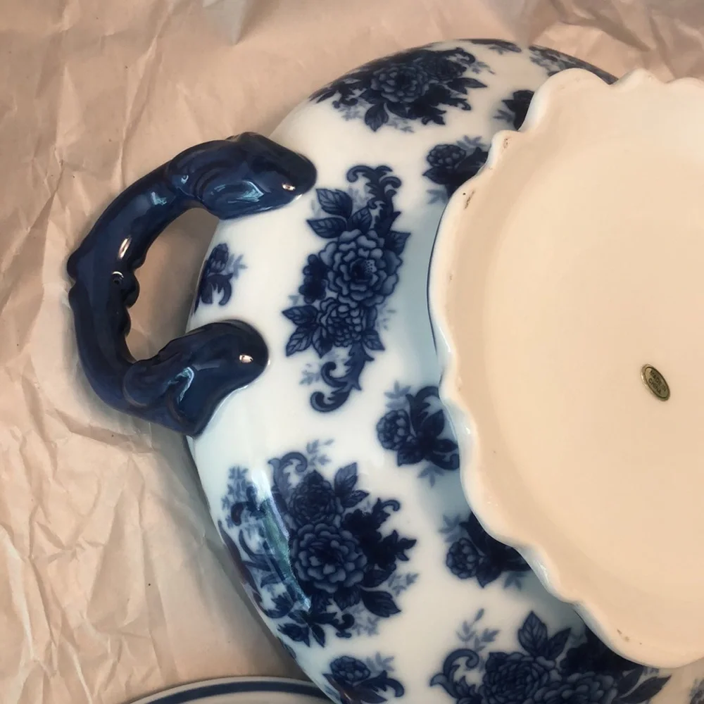Vintage Chinese Blue & White Porcelain Soup Tureen w/Ladle approx 12.5x10”